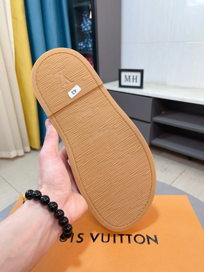 Ex-factory price 360🌹🌹 (lv-Louis Vuitton) New men's slippers, high-end boutique, exquisite embossed logo decoration on the upper, fine workmanship, super soft soles, casual, loose and comfortable, a must-have in summer! \nsize：38-44